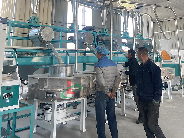 鹤壁客户订购4+2组石磨面粉机，运行良好